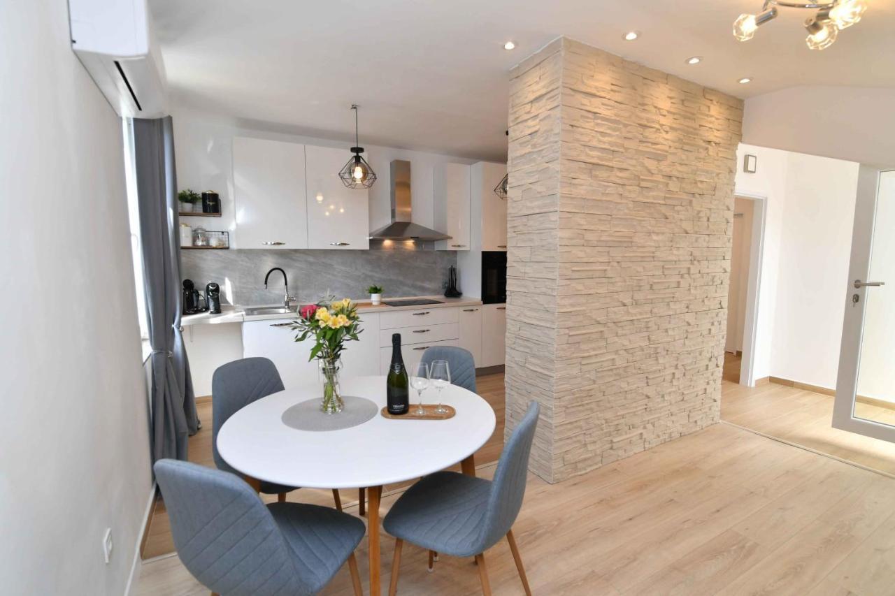 Apartman Leona Lovran Eksteriør billede