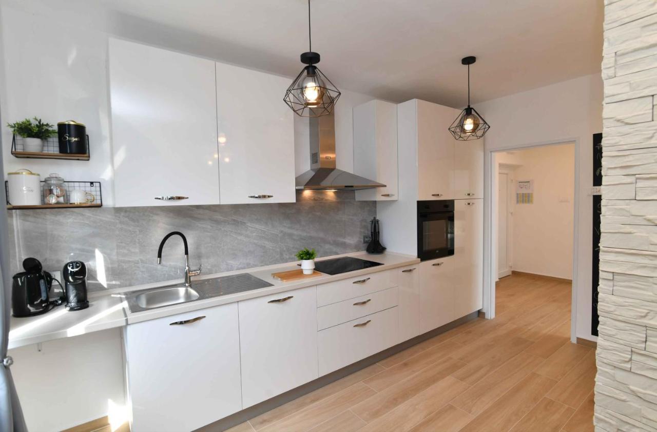 Apartman Leona Lovran Eksteriør billede